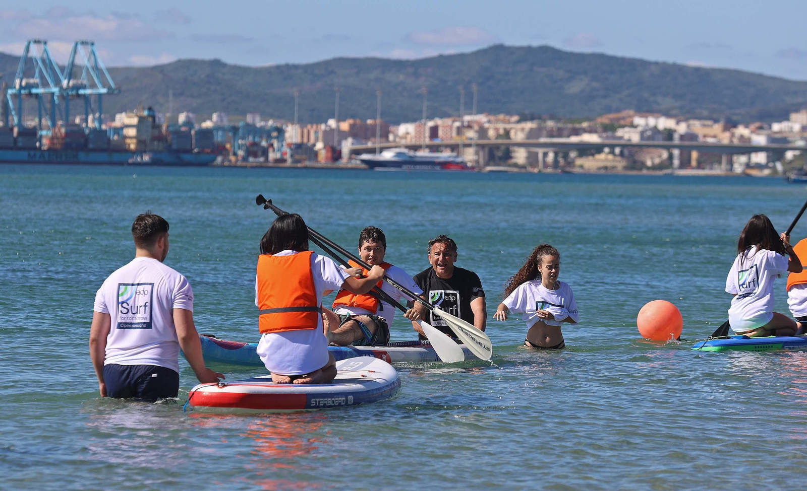 Fotos de la jornada de paddel surf inclusivo de EDP en Palmones