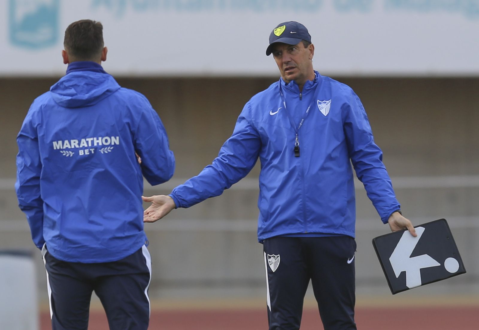 José González dialoga con Martín Demichelis en un entrenamiento.