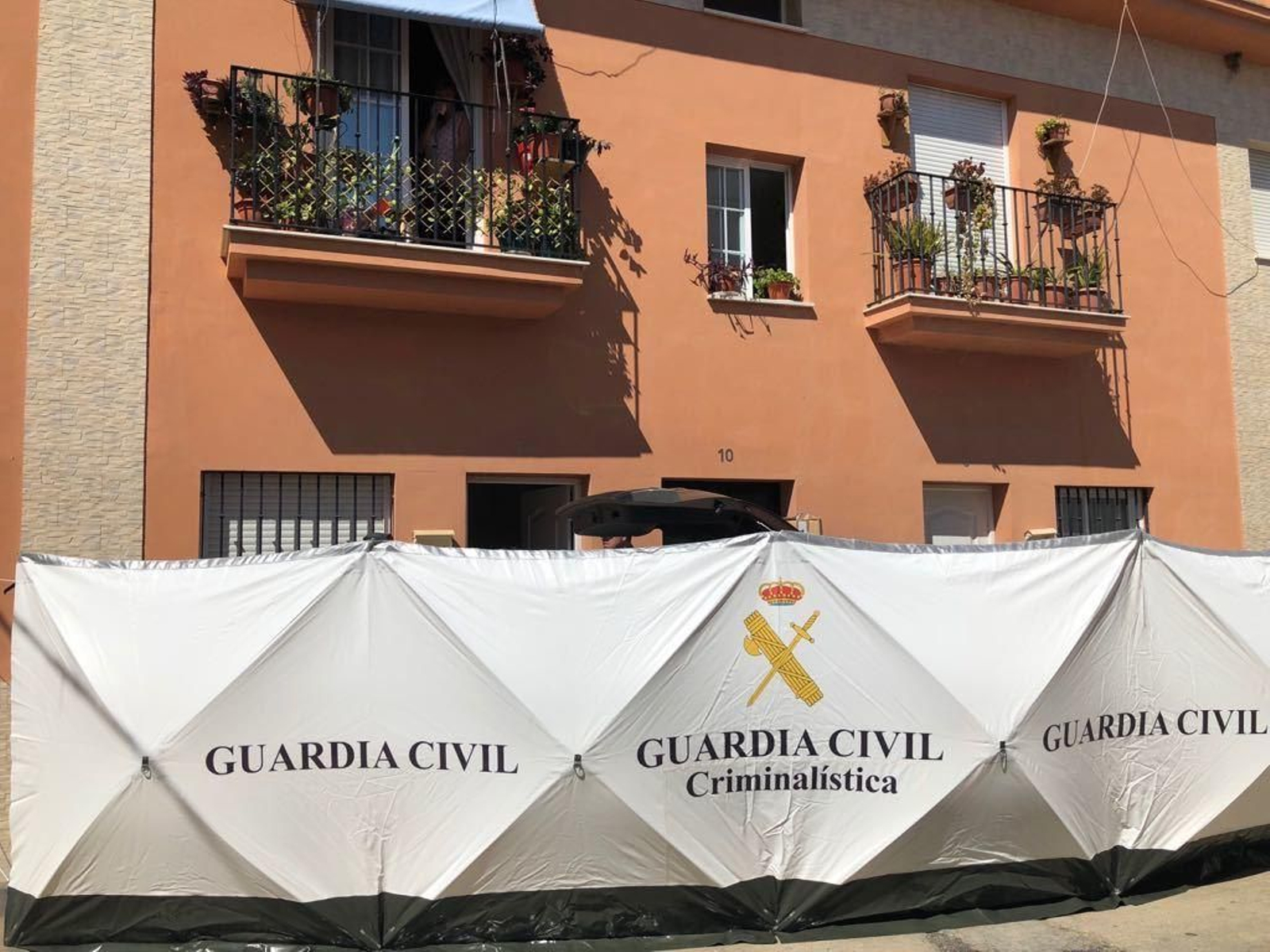 Domicilio de la calle Méndez Núñez donde ha ocurrido el asesinato con una pantalla de la Guardia Civil Domicilio de la calle Méndez Núñez donde ha ocurrido el asesinato con una pantalla de la Guardia Civil