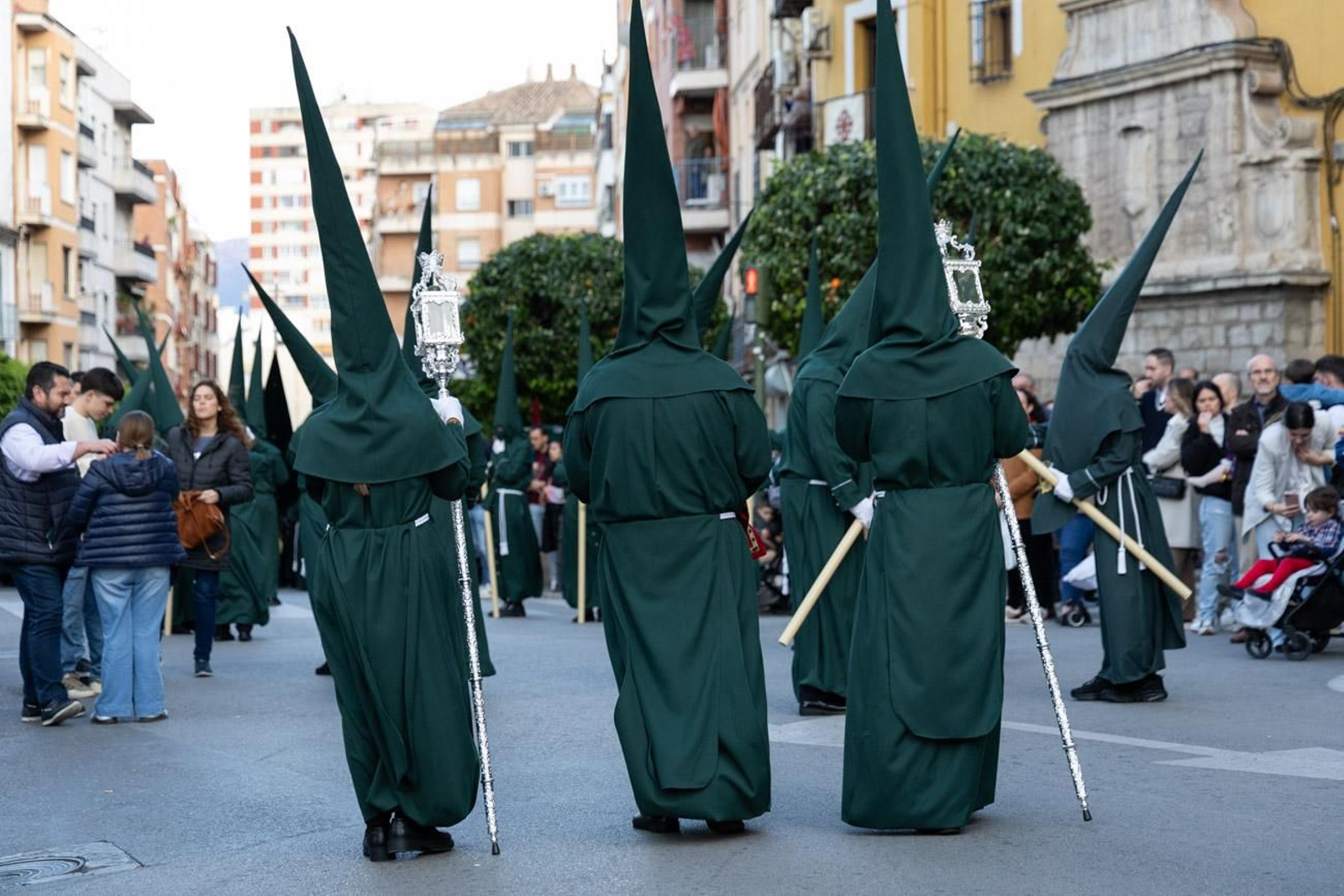 Las cofradías de la Vera Cruz, Expiración y Gran Poder lucen sus cortejos en la calle