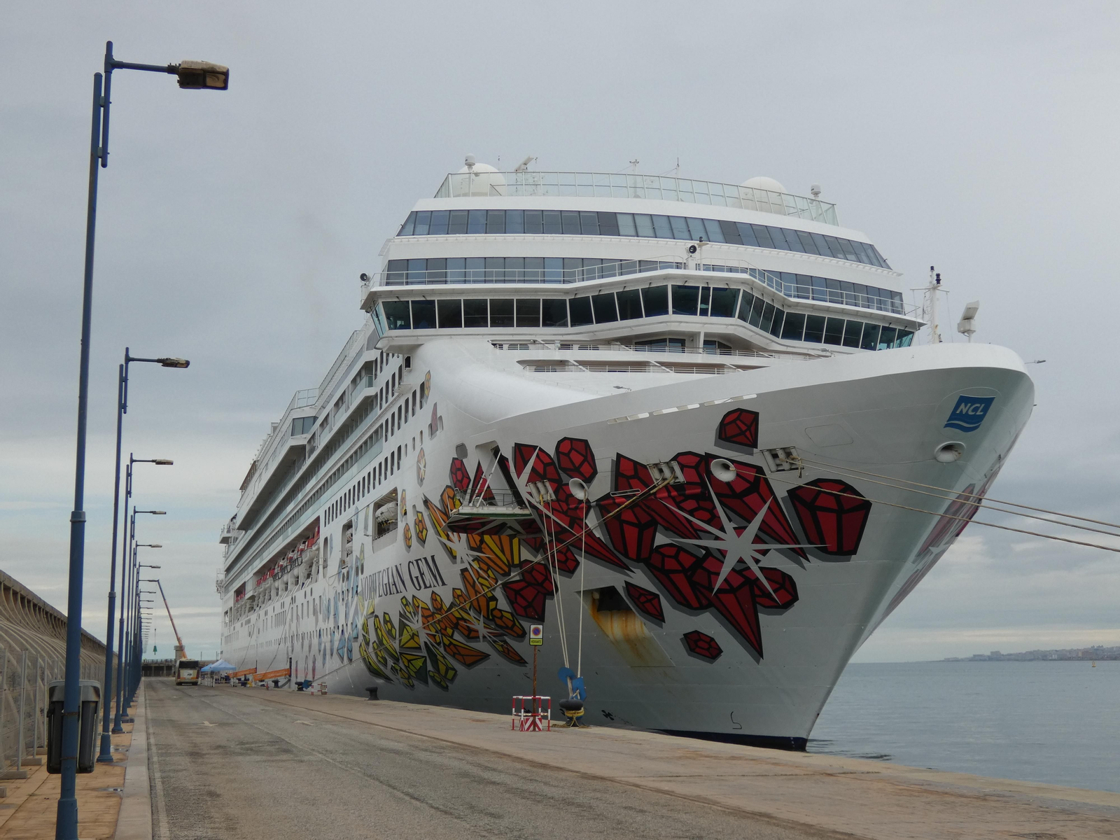 El 'Norwegian Gem' atracado este miércoles en el muelle de levante del puerto de Málaga.