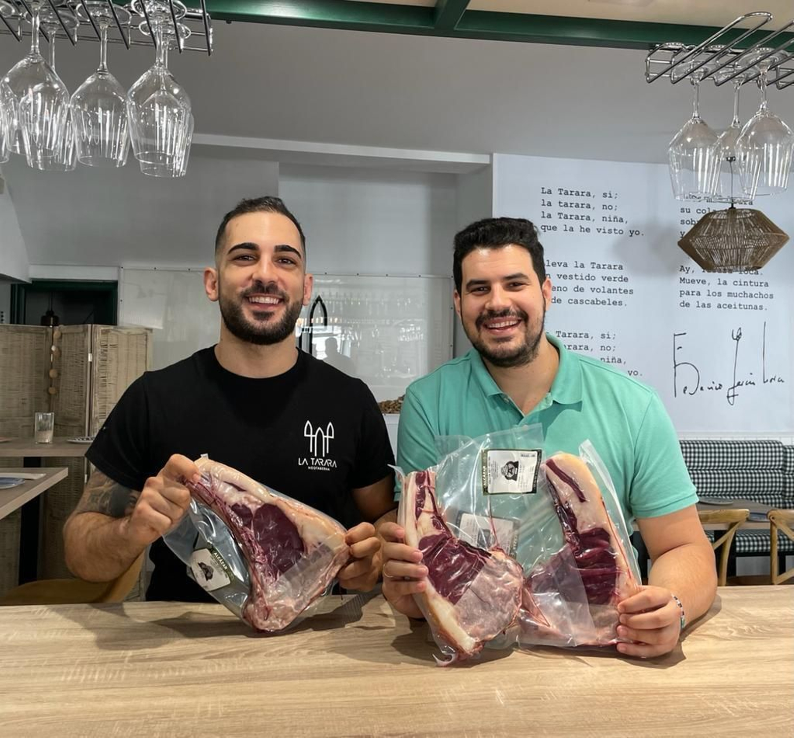 Los dueños de la Taberna La Tarara, en Olvera.