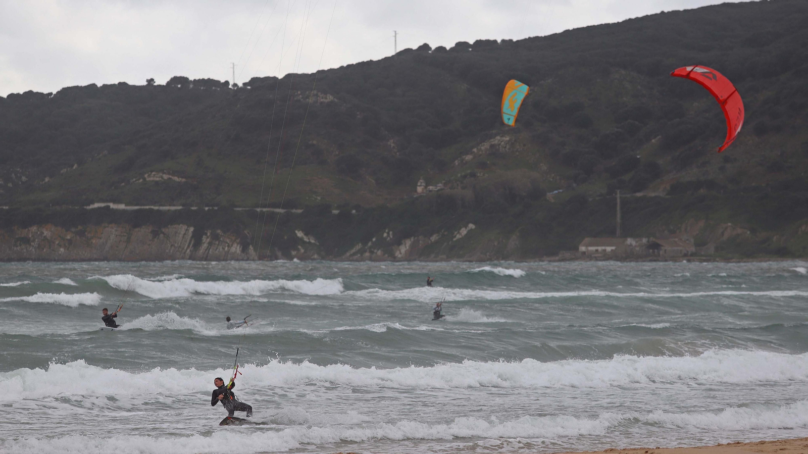 Primera manga del Spain Kiteboarding League en la playa de Getares