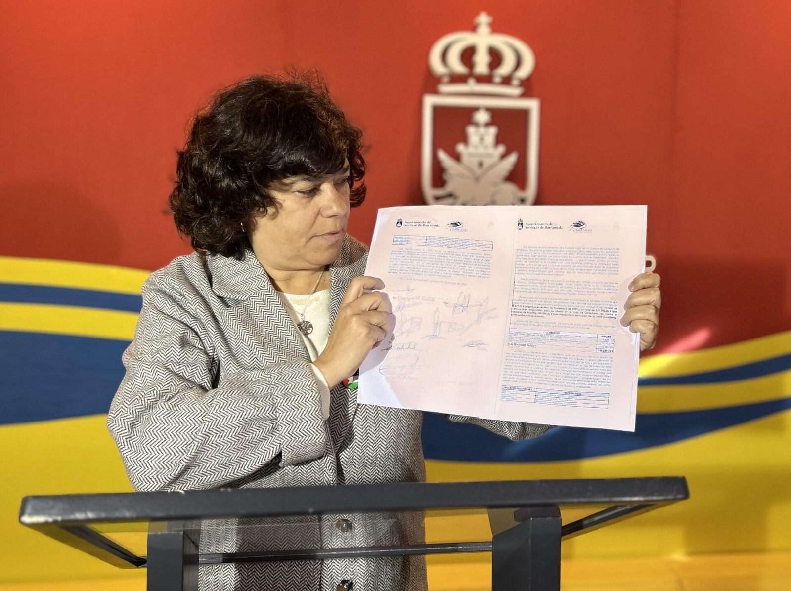 Carmen Álvarez muestra a los medios el acuerdo firmado con la Junta de Personal y el Comité de Empresas.