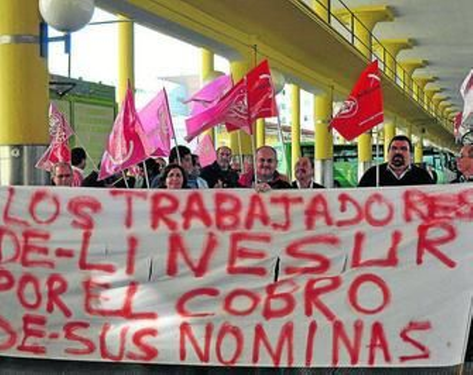Un grupo de trabajadores porta una pancarta, ayer, en la estación de autobuses del Prado.