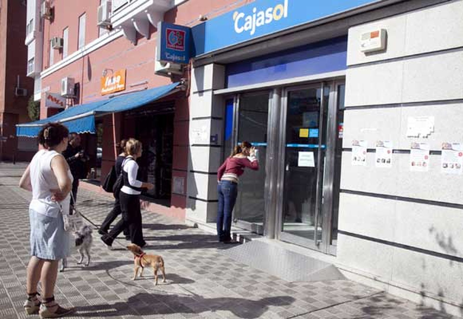 Un encapuchado atraca a mano armada una sucursal bancaria de Pino Montano