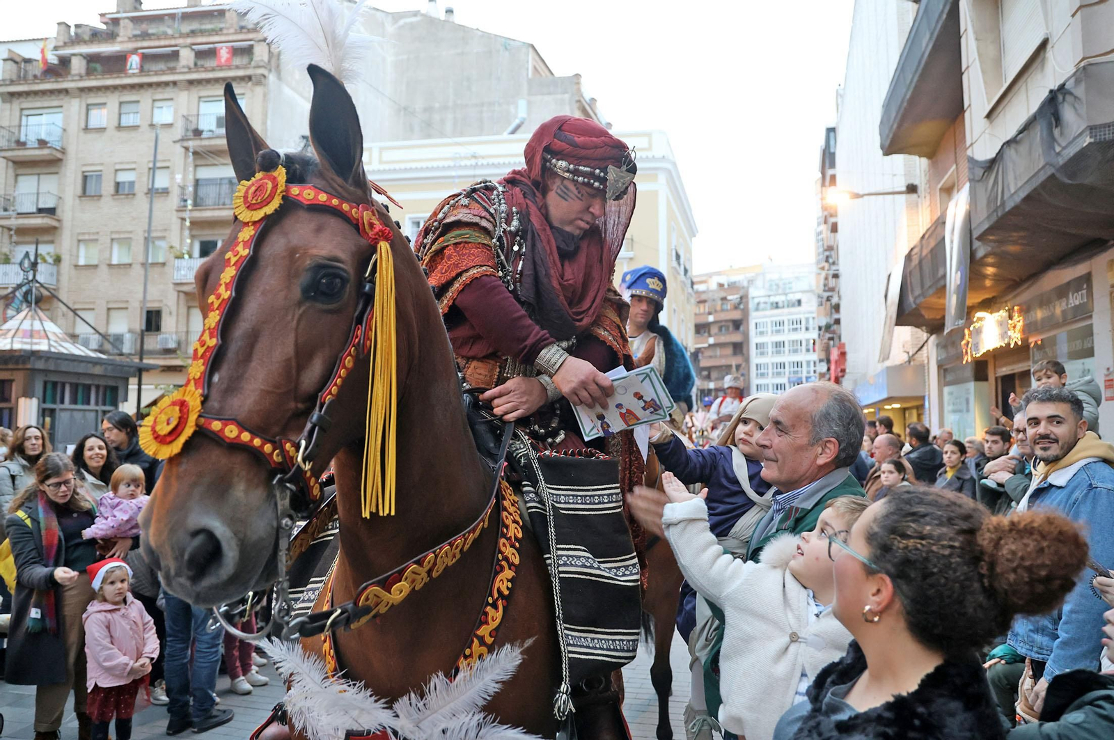 Imágenes del Heraldo Real anunciando la llegada de los Reyes Magos a Huelva