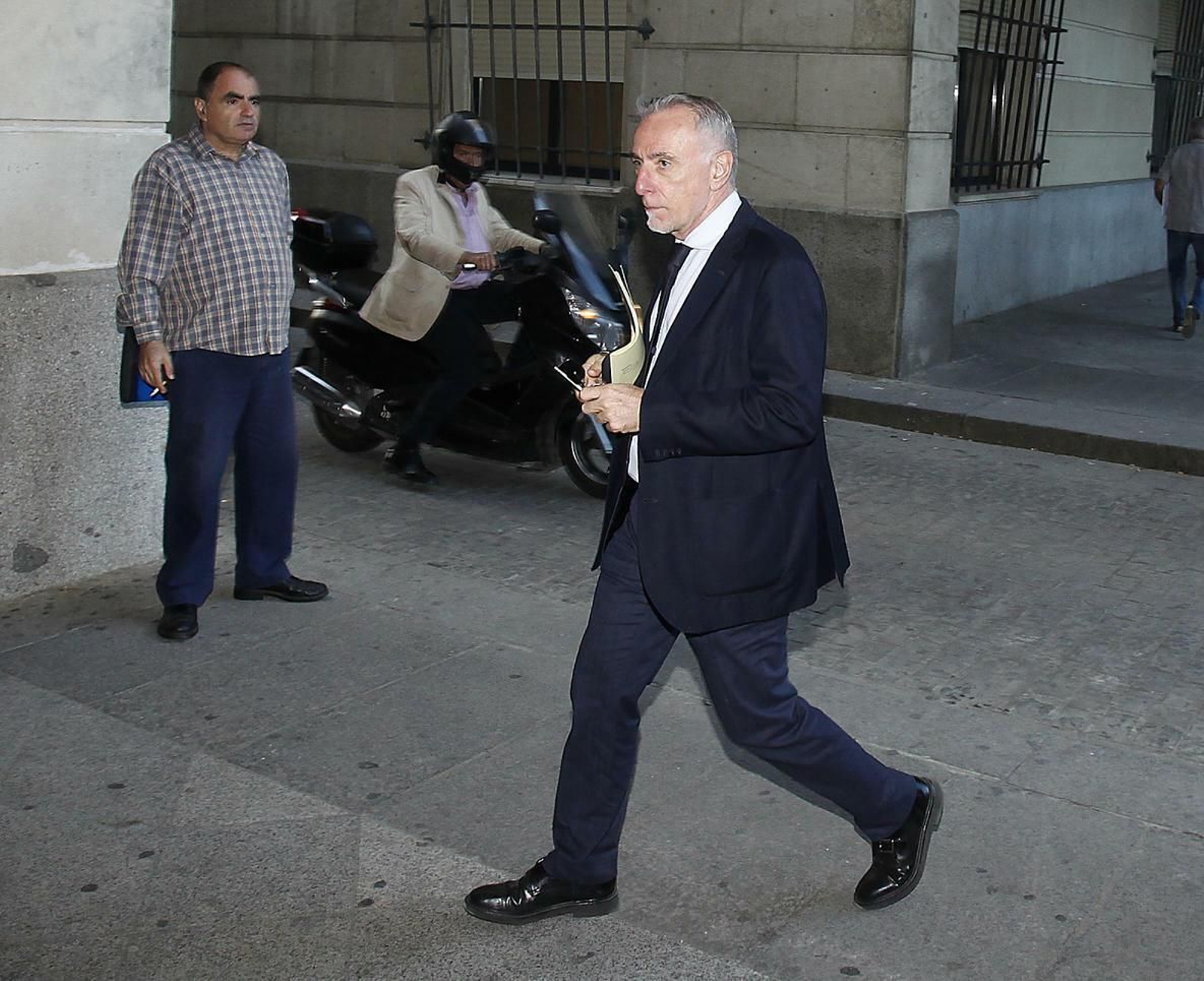 El inspector del CGPJ Francisco Segura, en los juzgados de Sevilla.