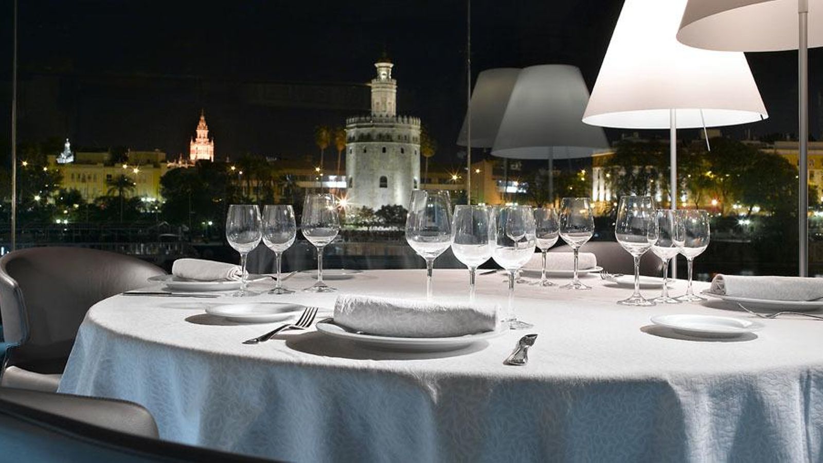 Abades Triana, con vistas al Guadalquivir.