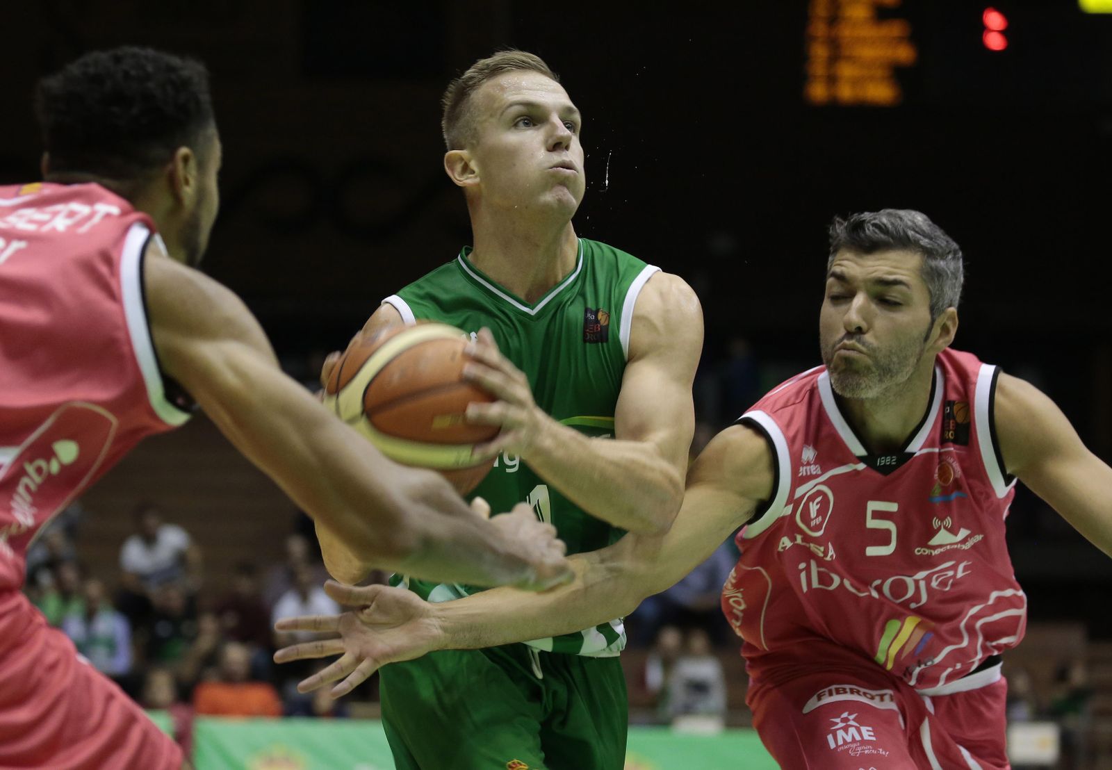 Dee penetra ante la oposición de Bivià, del Iberojet Palma.