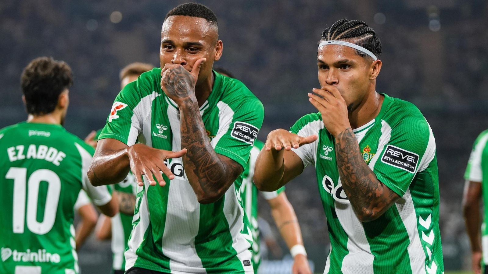 Cucho Hernández y Natan de Souza celebran uno de los goles del Betis ante la Real Sociedad