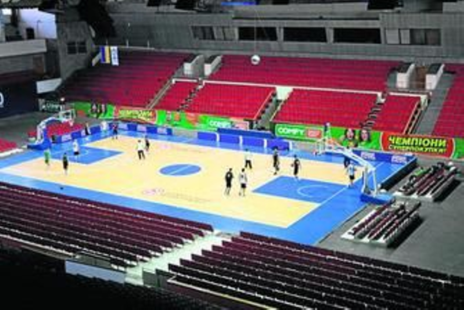 Los jugadores del Budivelnik se entrenan en el DS Meteor de Dnipropetrovsk, donde el Cajasol juega mañana.