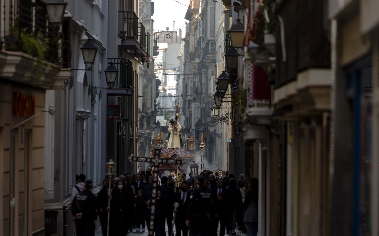 Imágenes del regreso del Nazareno del amor a  su templo en la Semana Santa de Cádiz 2022