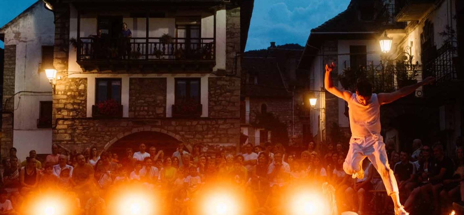 Marcos Martincano aborda temas como la memoria histórica o las ruralidades cuir en su performance.