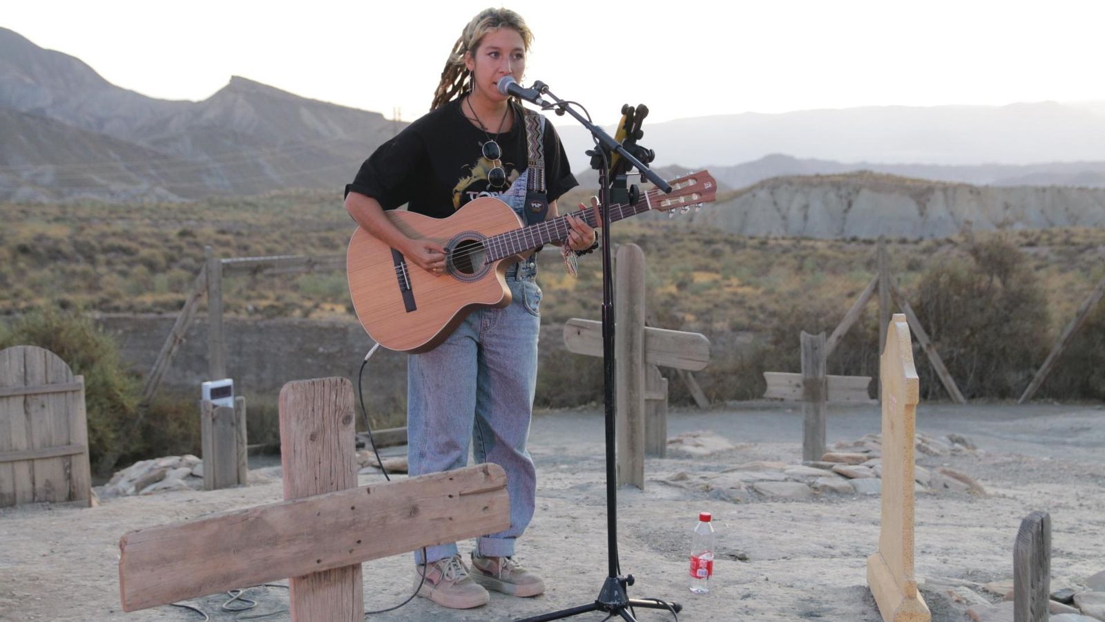 La cantautora Grex en el cementerio ‘Leone in Memoriam’.