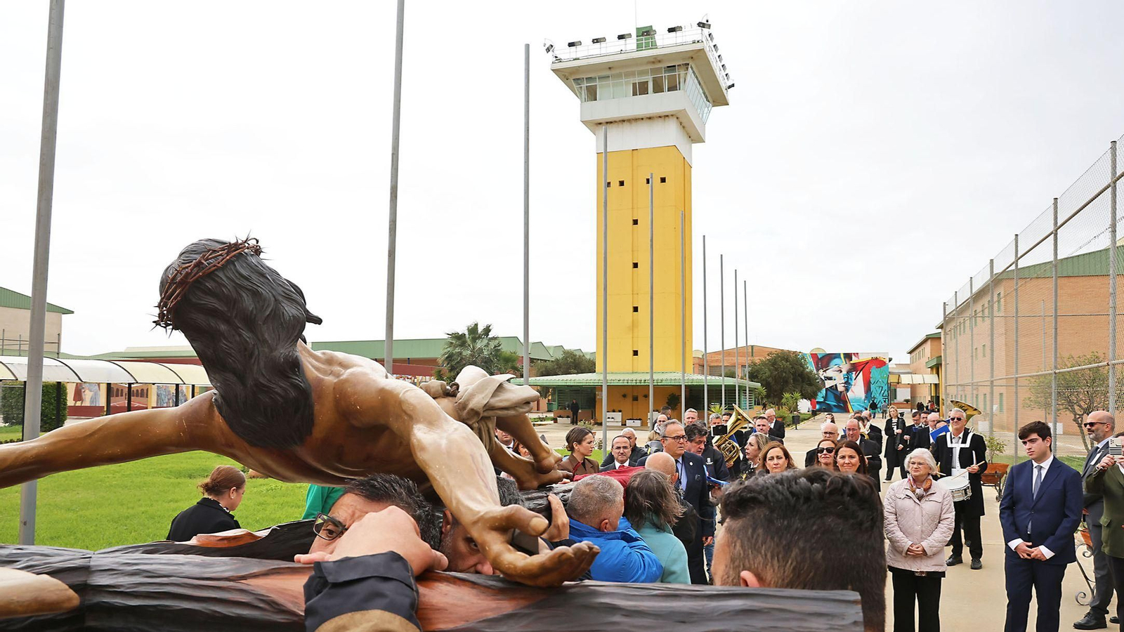 El Cristo de la Sangre portado por los internos en el momento de despedirse.