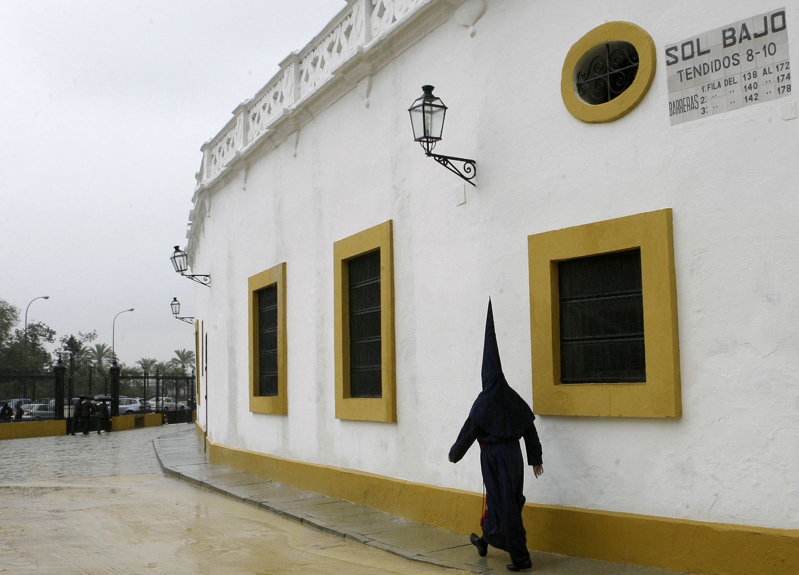 Un nazareno del Baratillo un Miércoles Santo de lluvia