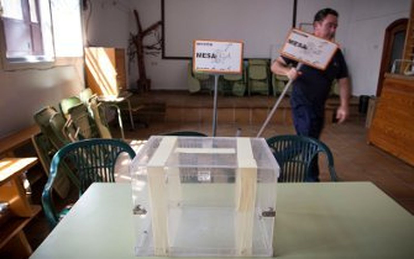 Últimos preparativos que se llevaban a cabo ayer en uno de los colegios electorales./Román Ríos