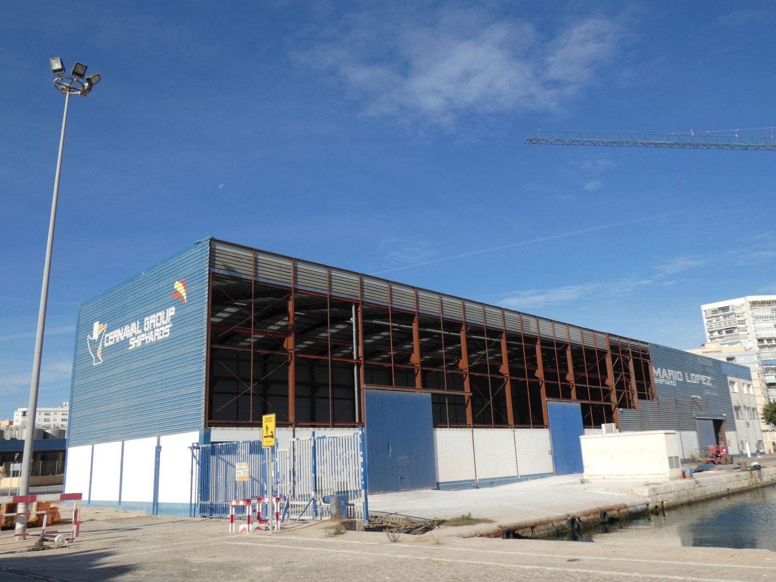 Desmantelamiento de la nave del astillero Mario López en el muelle número 5, este pasado lunes.