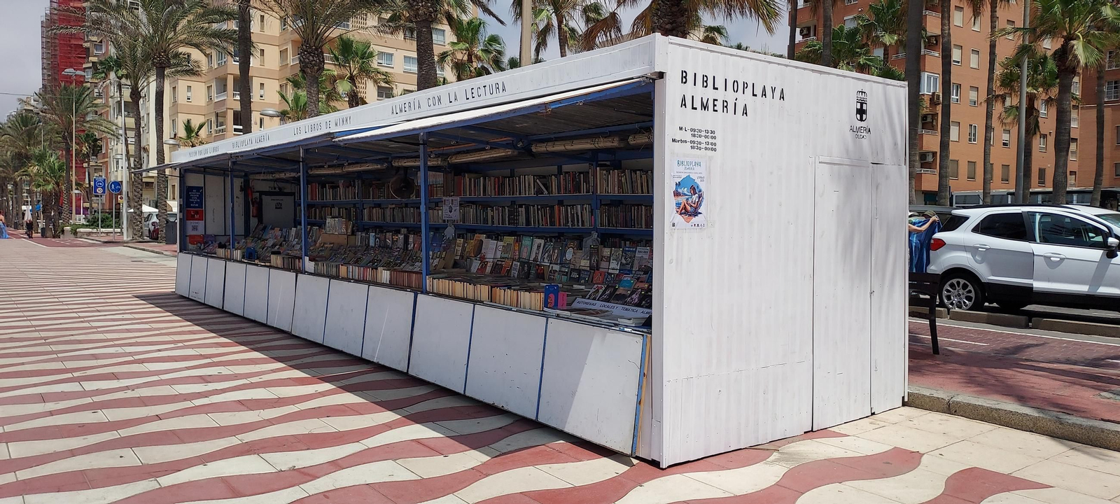 Caseta de la Biblioplaya en el Paseo Marítimo de Almería.