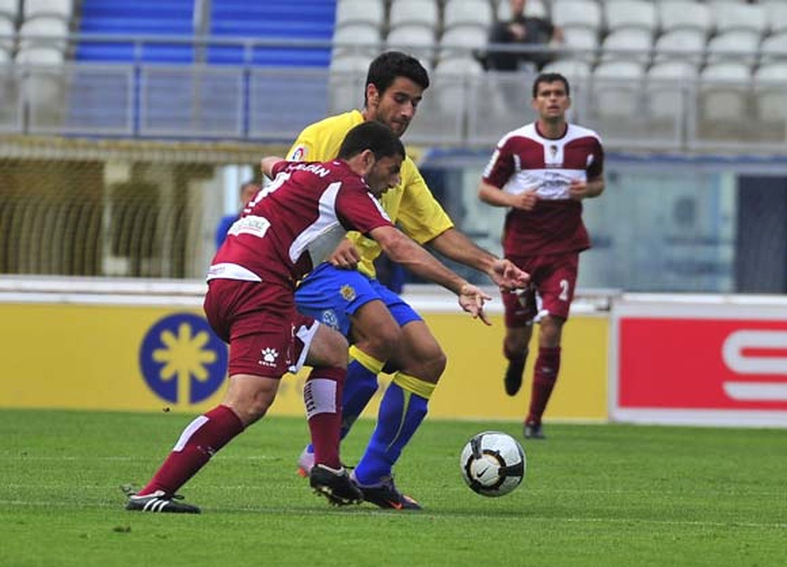 La UD Las Palmas y el Cádiz firmaron tablas en un discreto partido (1-1) que deja a los de Víctor Espárrago en puestos de descenso

Foto: LOF