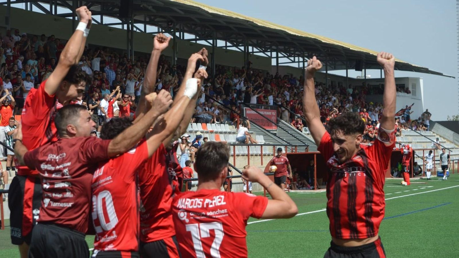 Marcos Pérez celebra su gol junto a sus compañeros.