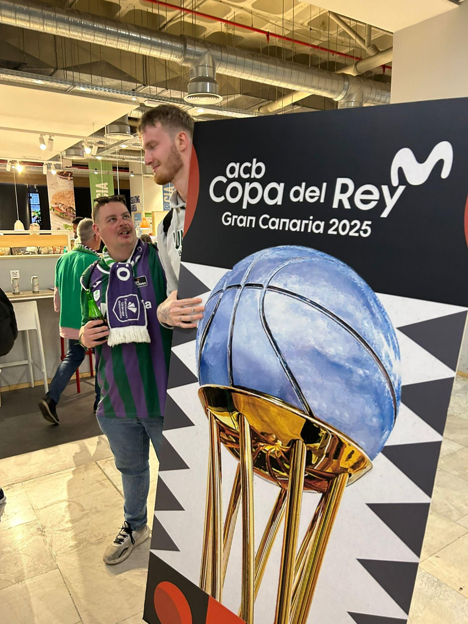 Alegría en la llegada del Unicaja al aeropuerto