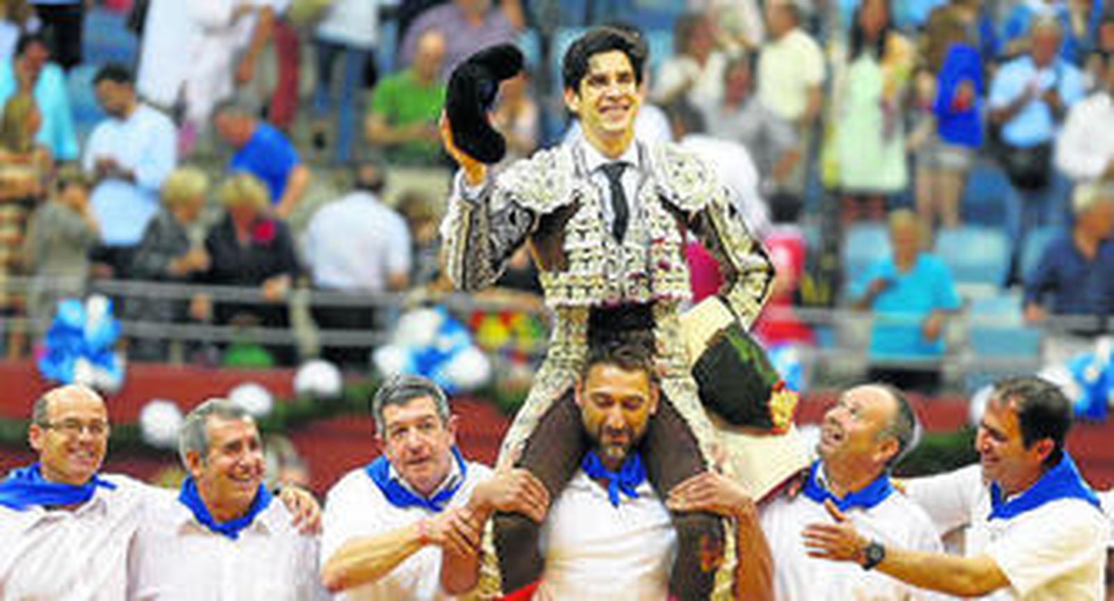 López Simón, camino de la puerta grande del coso de Illumbe.