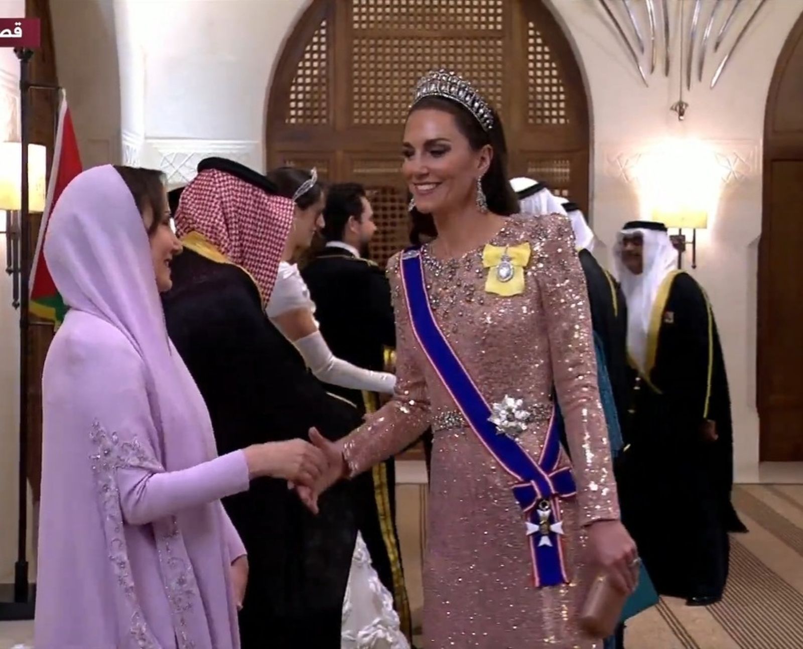 La princesa Catalina lució una valiosa tiara perteneciente a la tatarabuela de su marido, y llevó  la banda de la Real Orden Victoriana, concedida por Isabel II