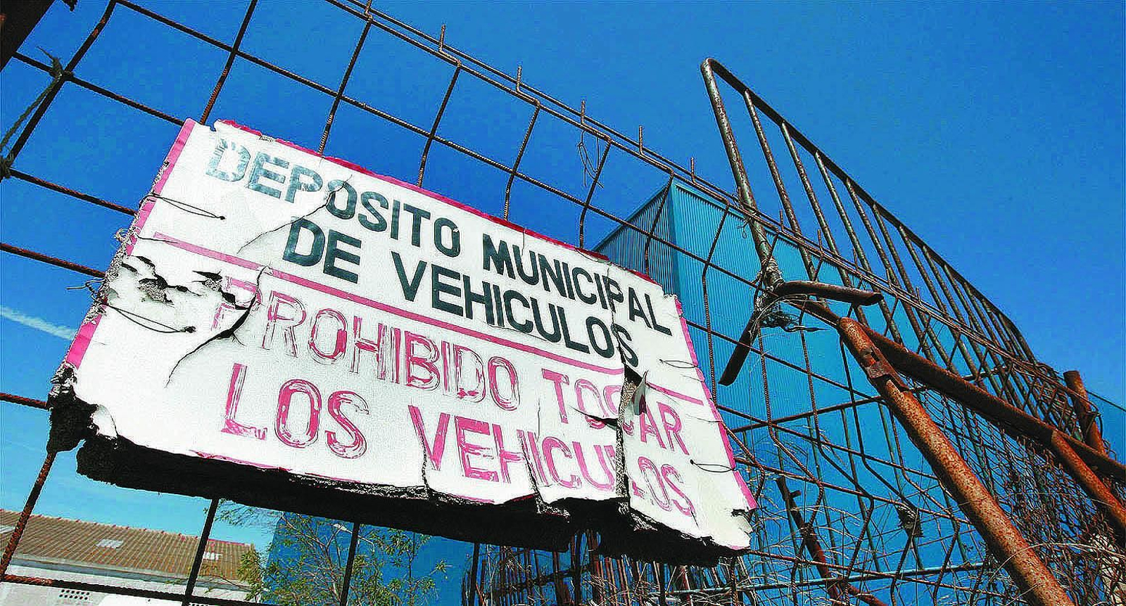 El deterioro del depósito de vehículos es evidente en esta imagen de archivo