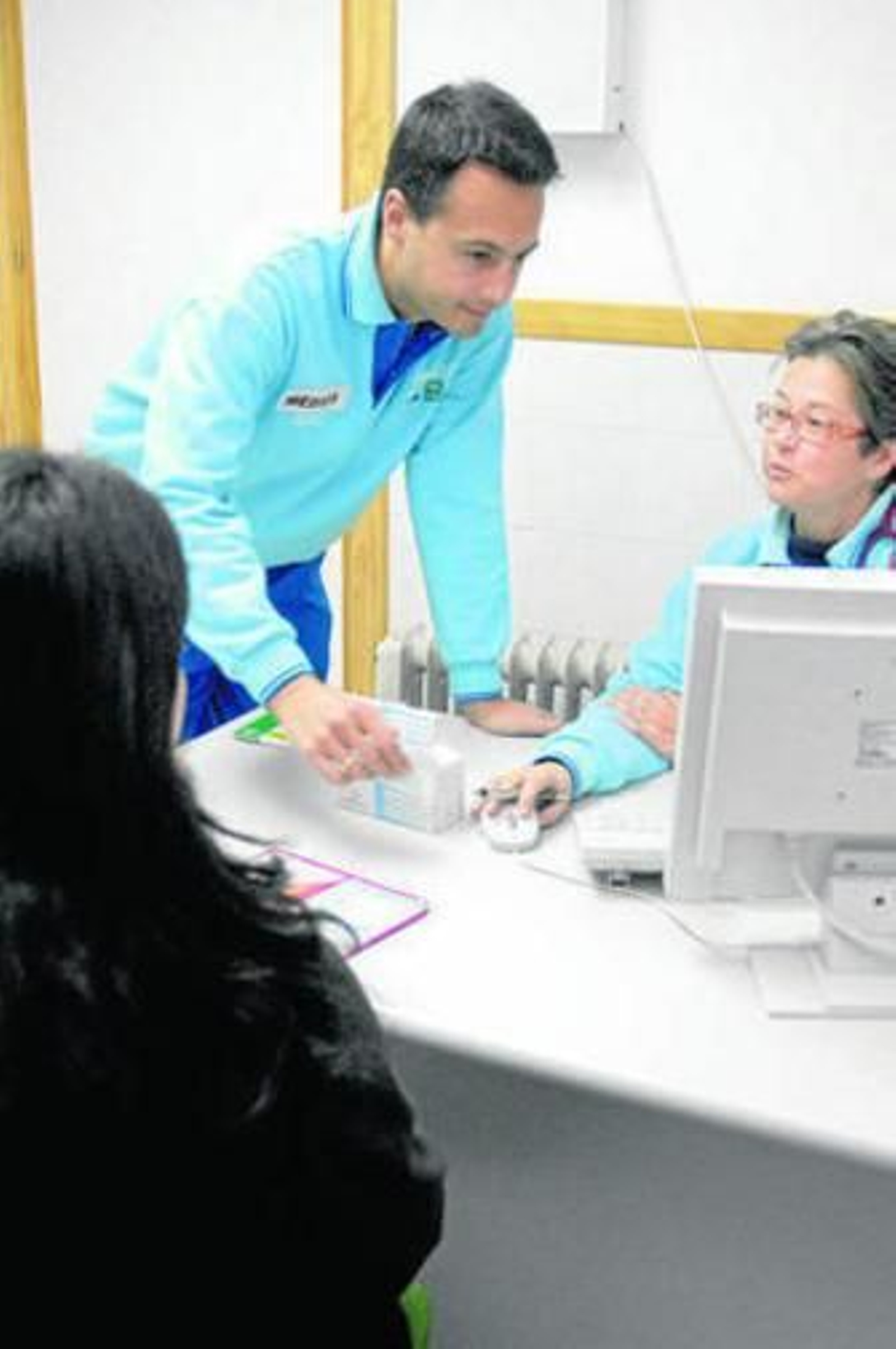 Profesionales sanitarios en una consulta médica.