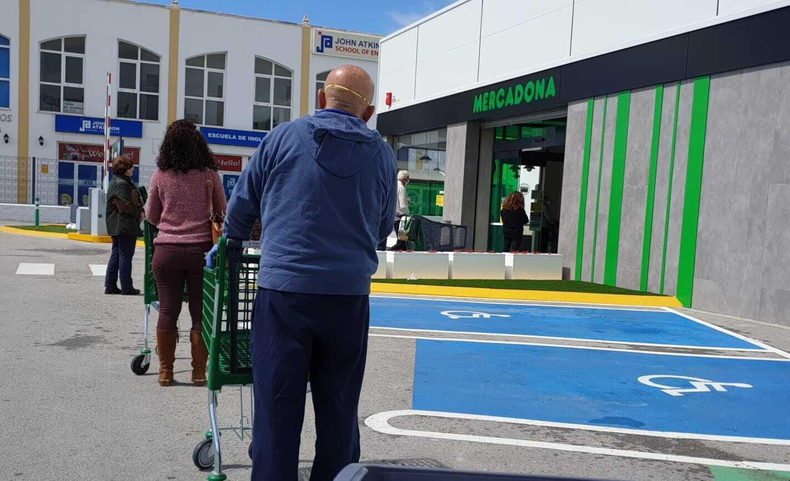 Clientes haciendo cola en un supermercado de la zona del litoral chiclanero.