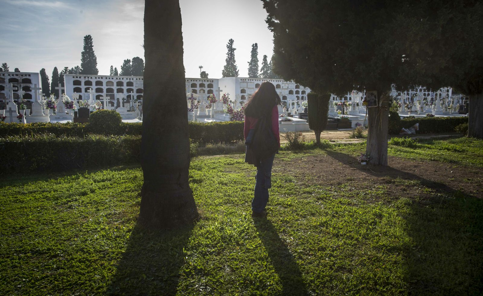 Una investigadora pasea por la zona en la que se encuentra la fosa de Pico Reja, una de las que existen en el Cementerio de San Fernando.