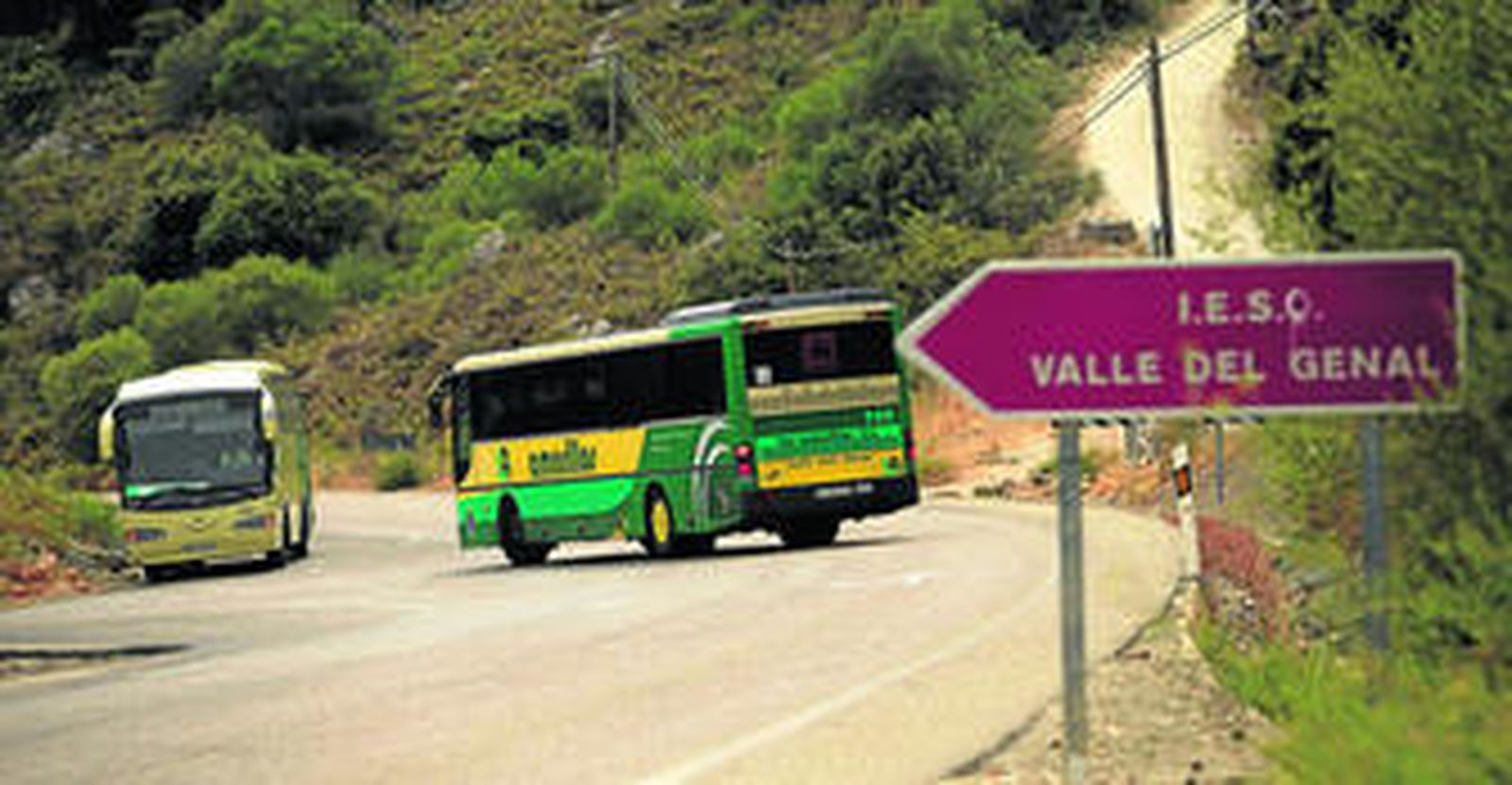 Imagen del autobús que realiza el recorrido hacia el IES Valle del Genal.