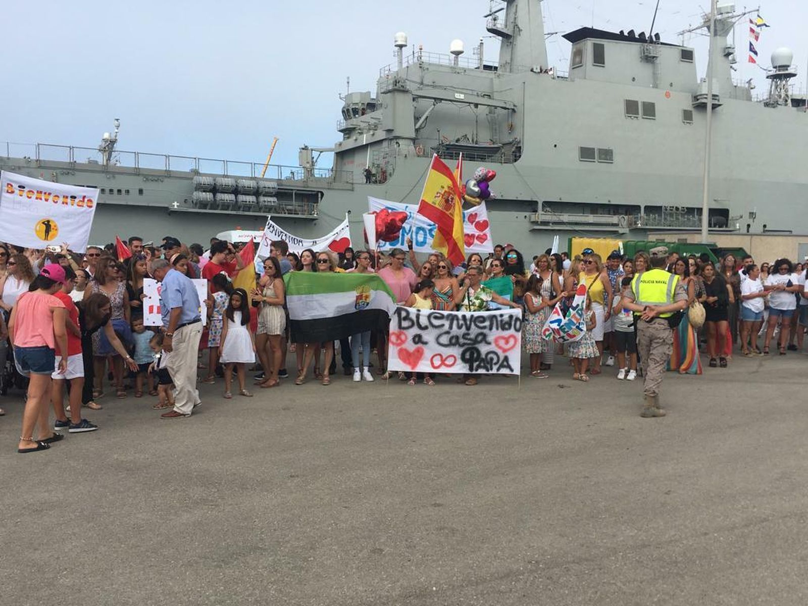 Familiares y amigos esperando a la dotación de la 'Navarra' en el muelle de la Base.