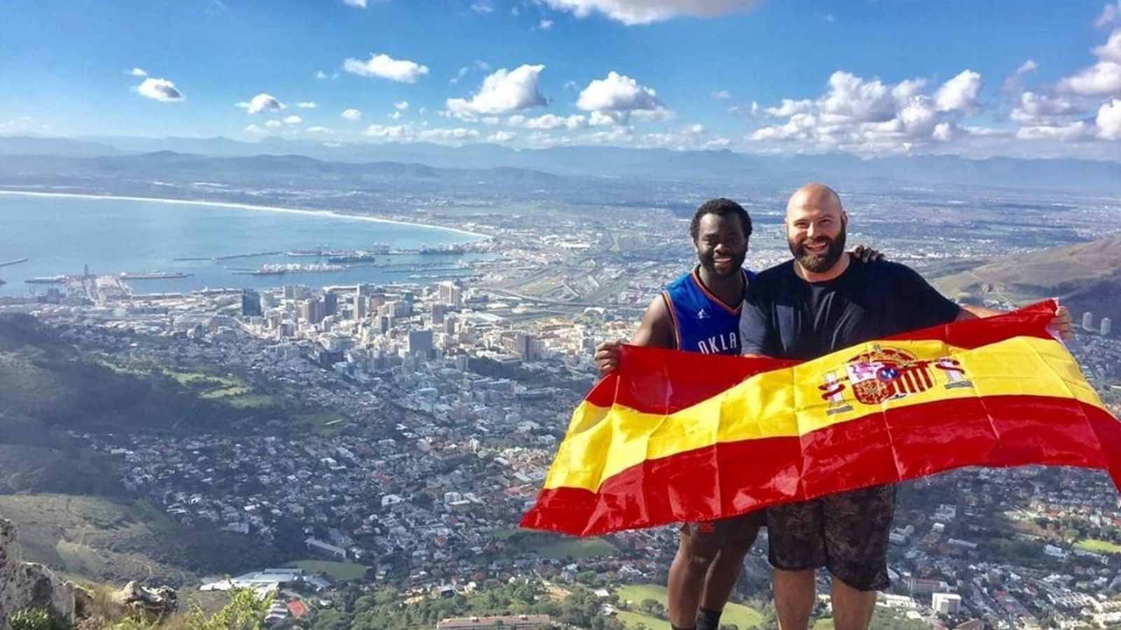 El almeriense posa con una bandera de España junto a su amigo Royal en Ciudad del Cabo.