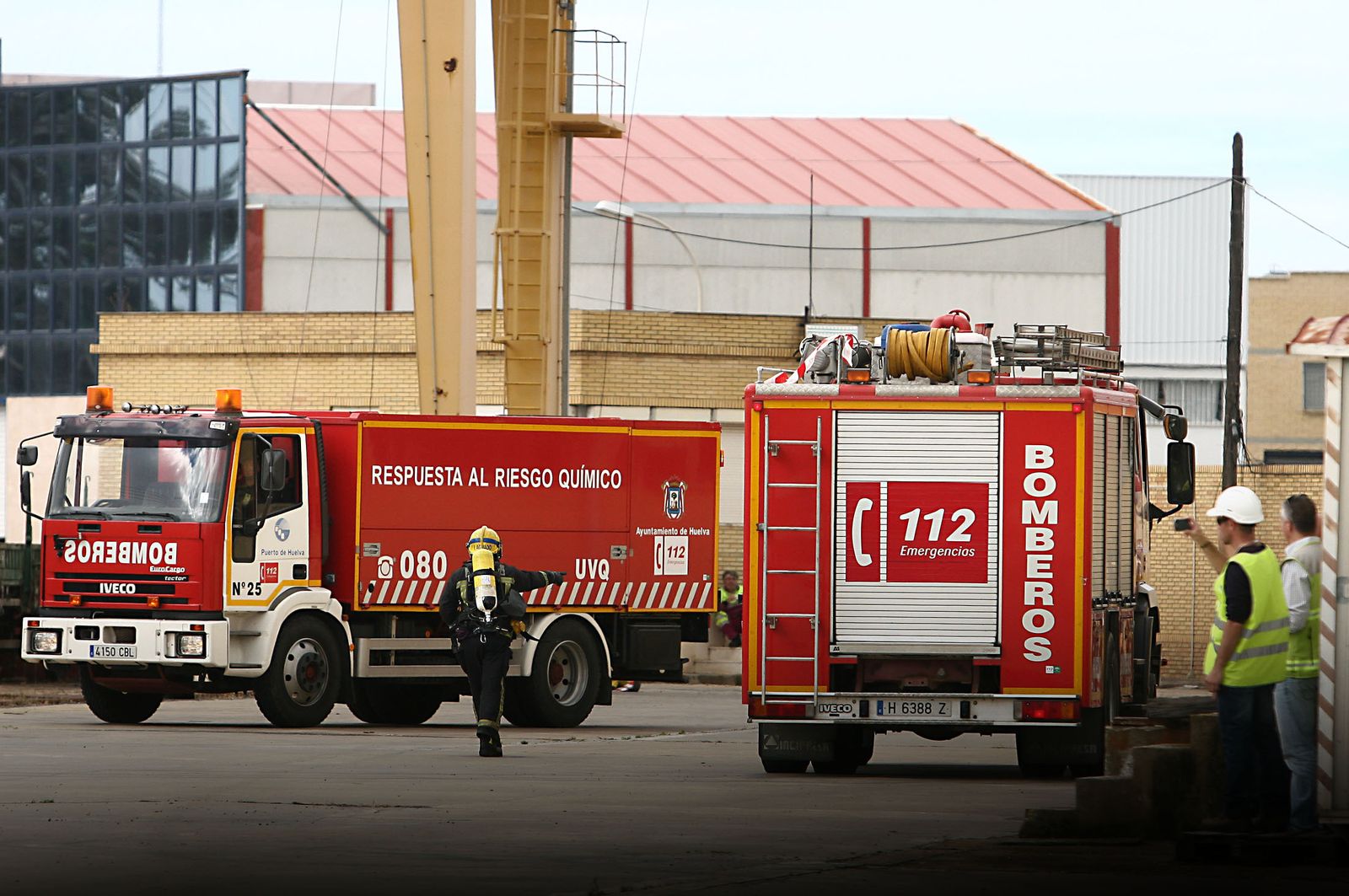 Camiones de bomberos en un simulacro del 112.
