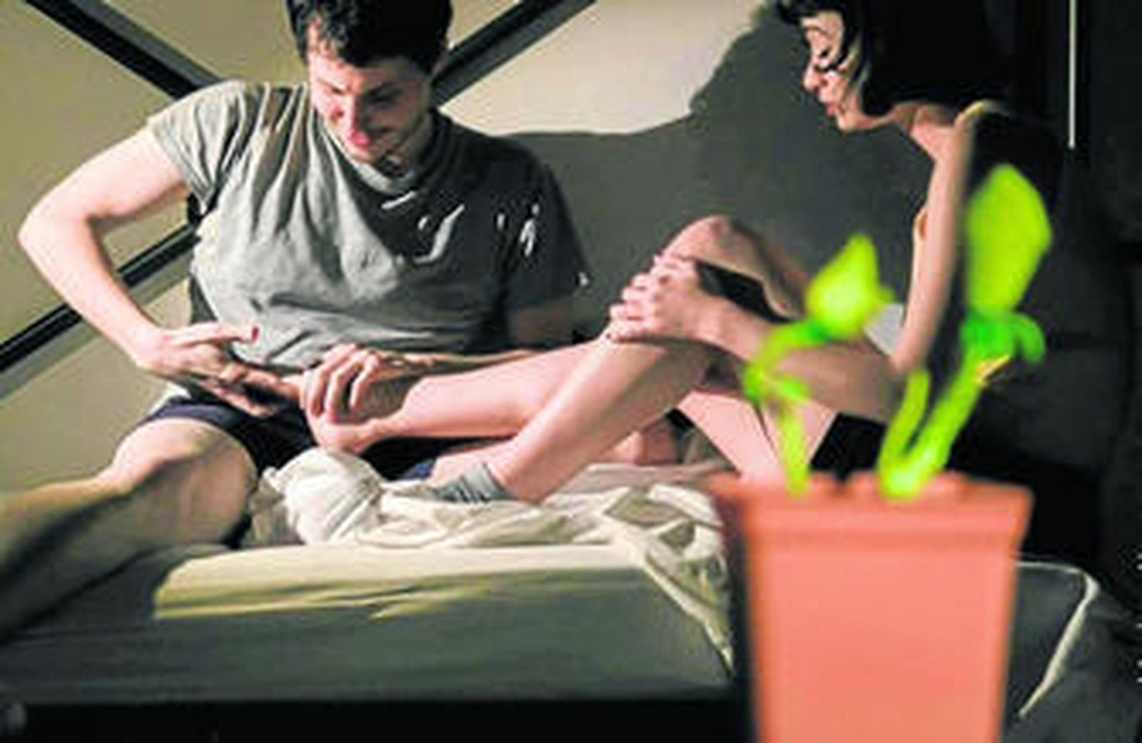 1. 'La planta bastarda', de Ekkyklema Teatro, la edición pasada en una habitación del 'hostel'. 2. 'Stairs to heaven', de María J. Villar, en las escaleras de La Caja Habitada en 2014. 3. 'Zomiótica', de Mikel del Valle y Gonzalo Márquez, el año pasado. 4. 'Movimientos Vivos' con Raquel Luque en 2014.