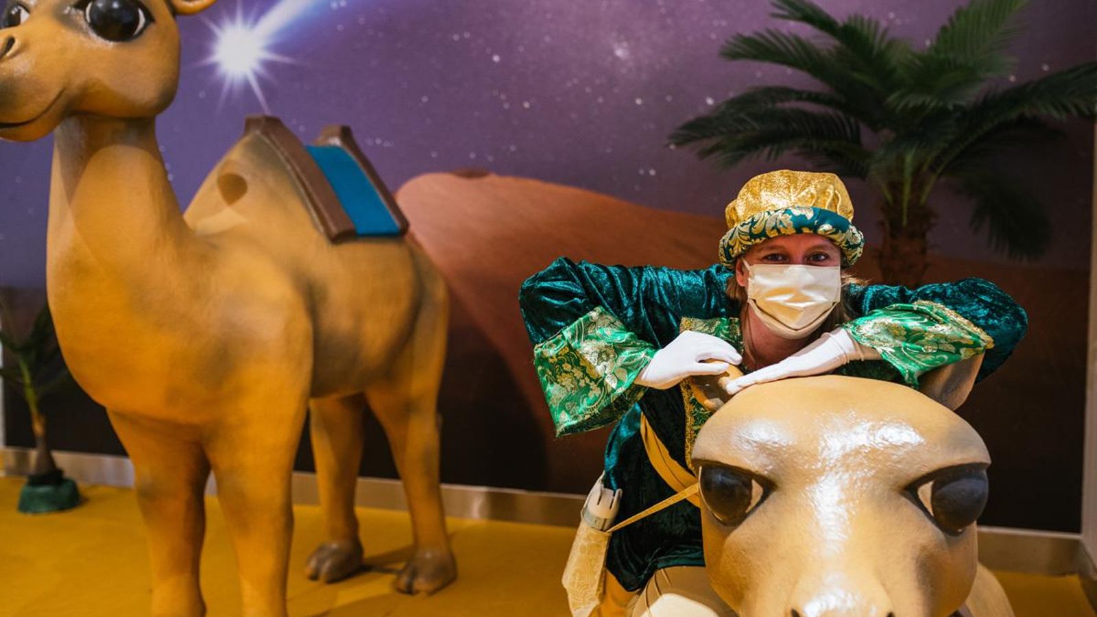 Set navideño ambientado con camellos