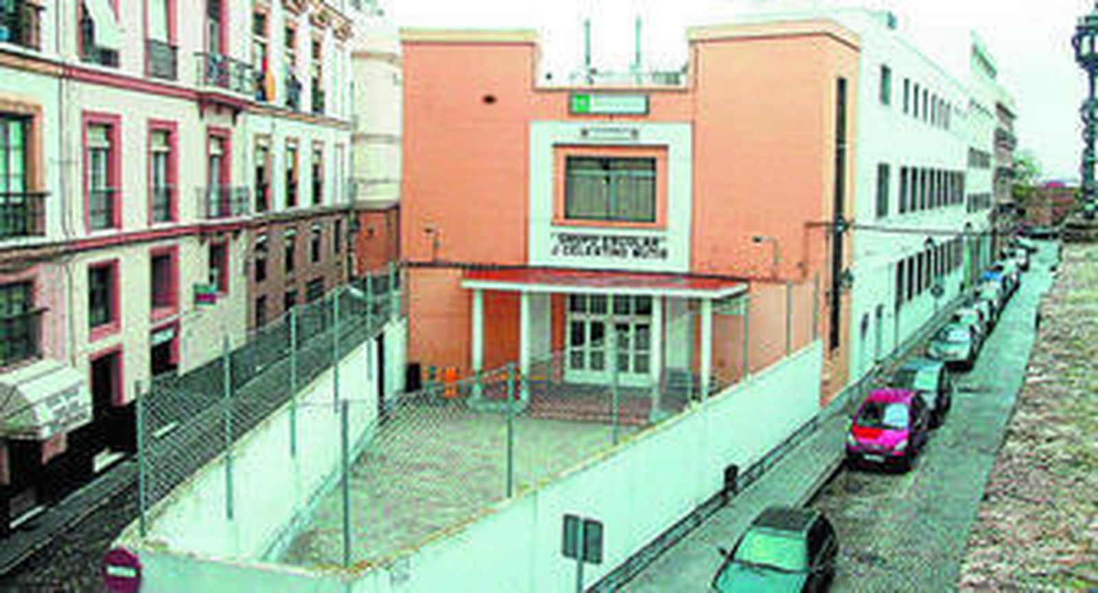 El colegio público Celestino Mutis se ubica junto a las murallas de San Carlos.