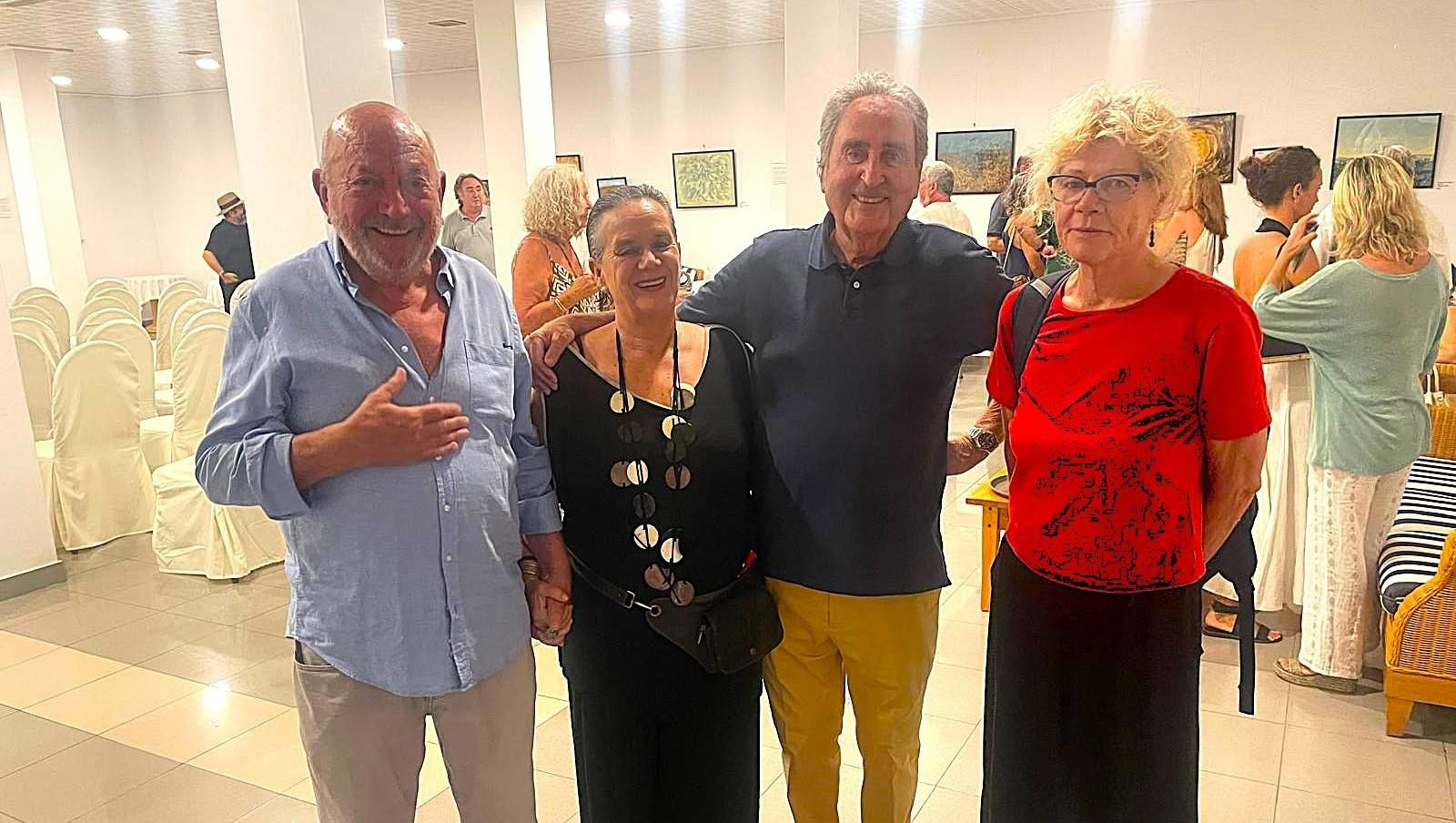 Beatriz Onieva, José Luis Gallego e Isabel Raths con el comisario de la exposición, Ángel Medina.