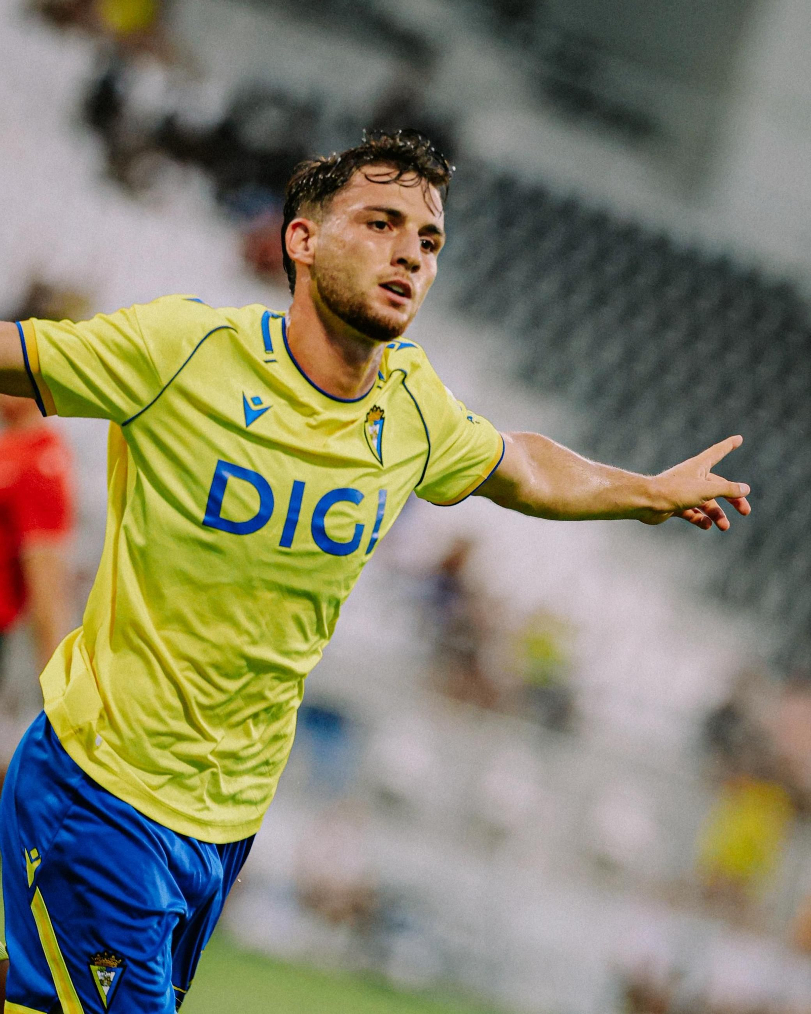 Marcos Denia celebra su gol en el amistoso de La Línea.