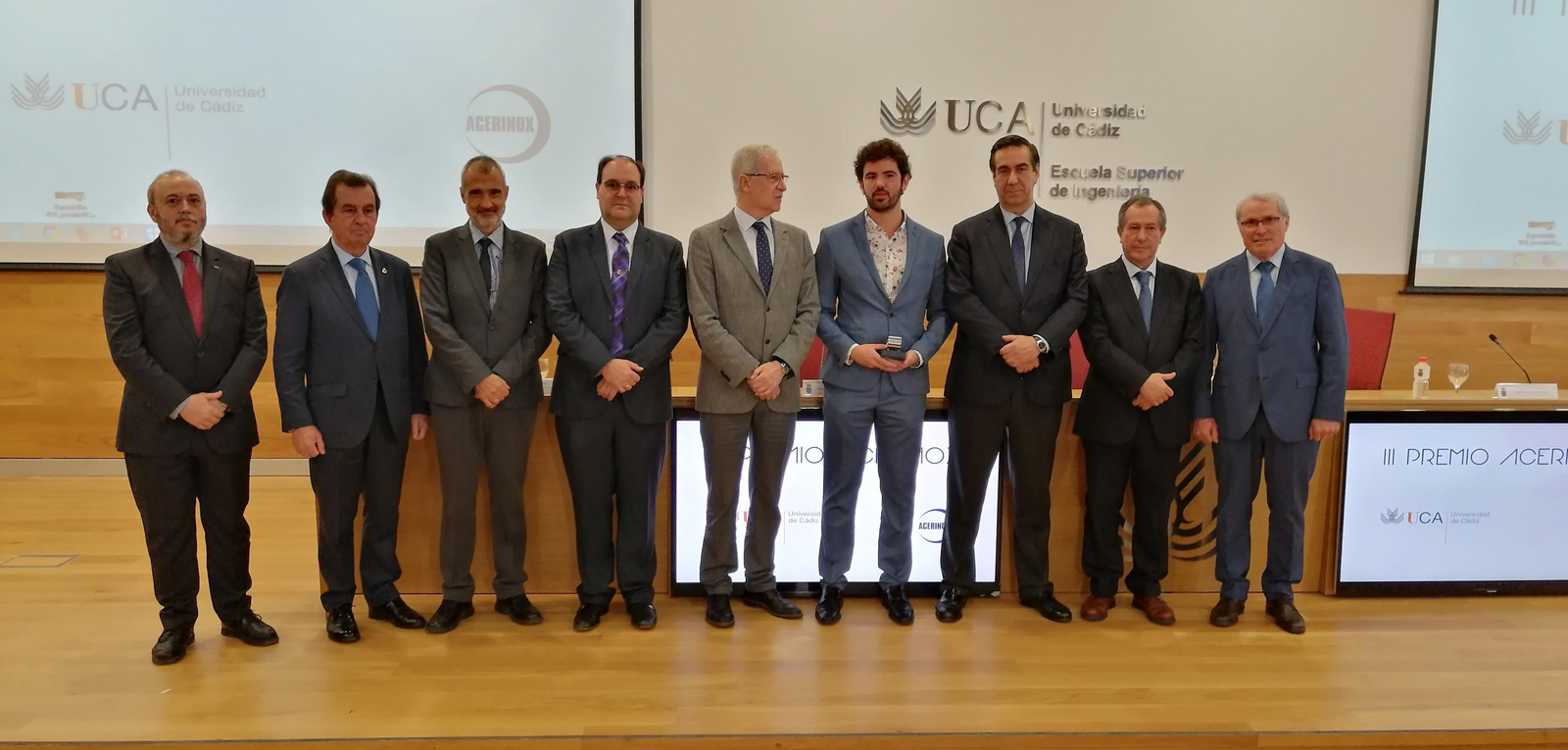 Miembros del jurado y representantes de la UCA y Acerinox, en la foto de familia junto al ganador del premio, Manuel Vázquez. Miembros del jurado y representantes de la UCA y Acerinox, en la foto de familia junto al ganador del premio, Manuel Vázquez.