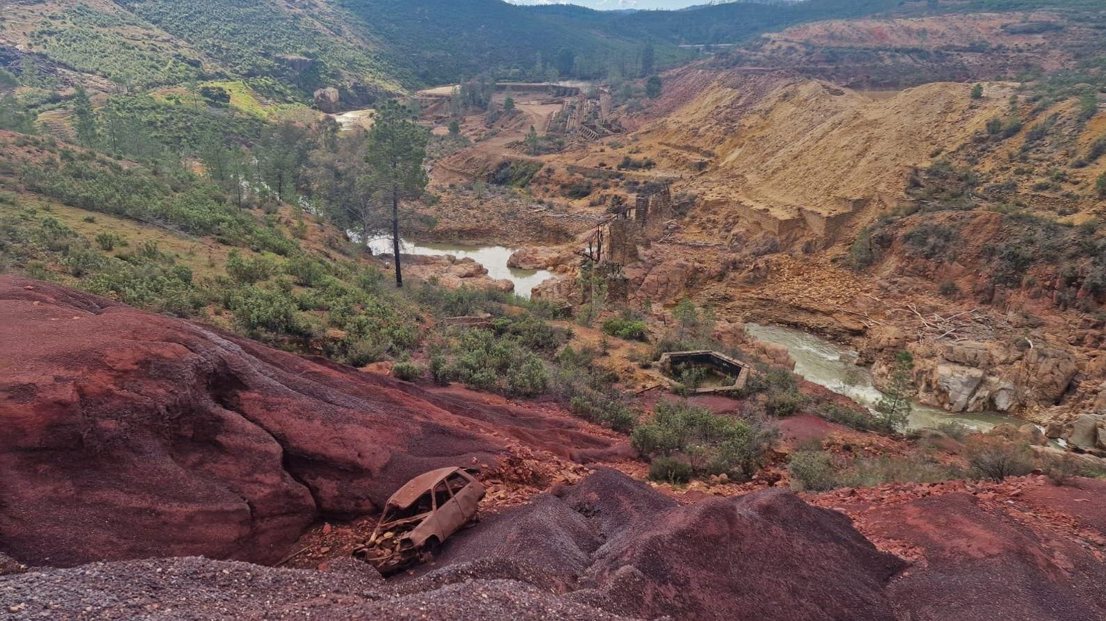 Escombrera analiza en Cueva de la Mora, en Almonaster.