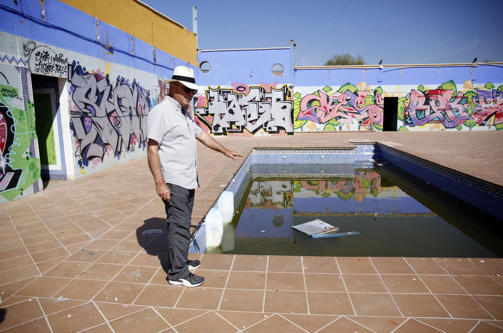 Un vecino de Campanillas, en el interior de las instalaciones de la antigua piscina.
