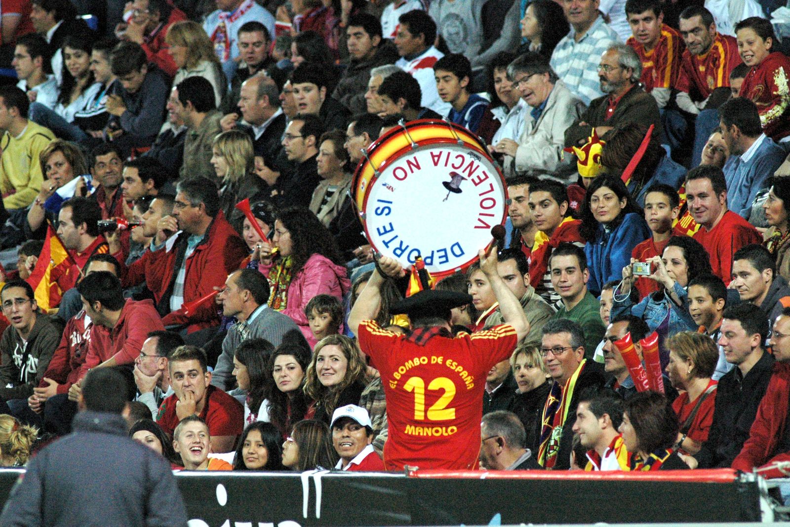 Manolo 'el del Bombo' anima al público del Nuevo Colombino.