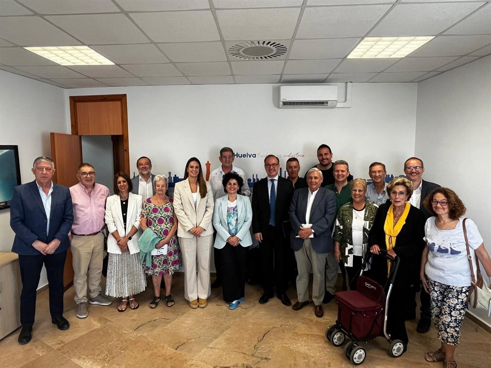 Los responsables de Moeve en Huelva, junto a representantes de diversos colectivos en la presentación de la Declaración Ambiental.