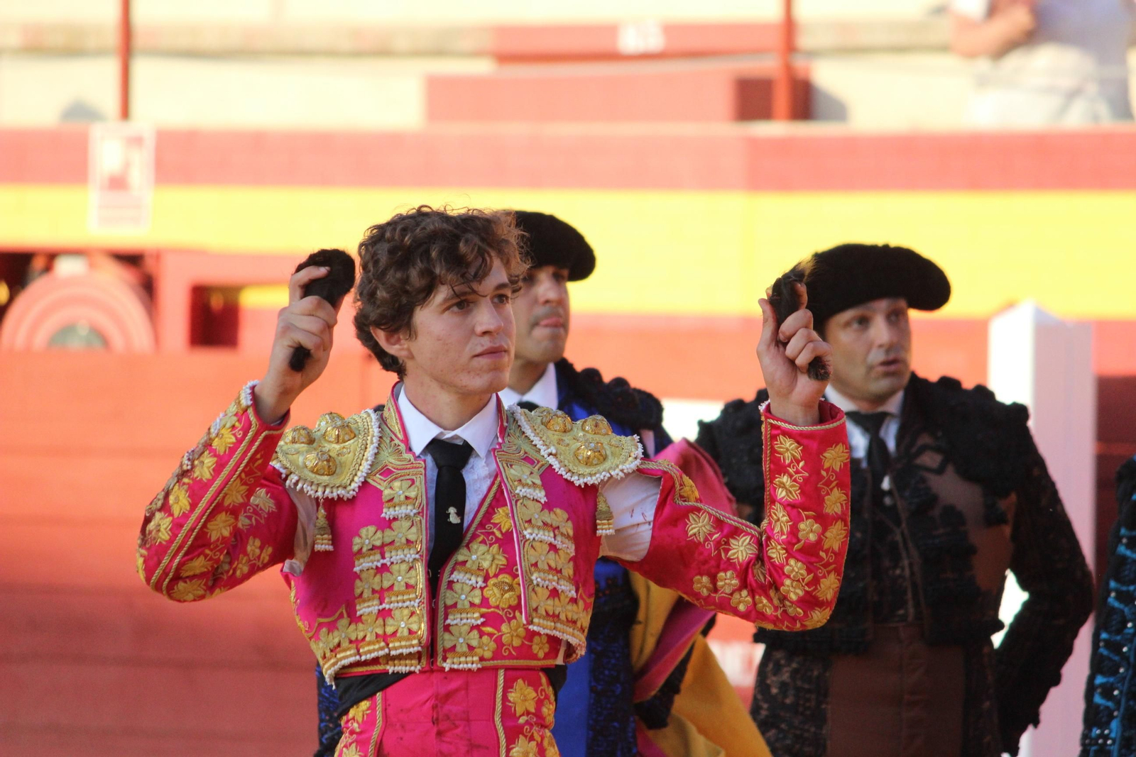 El almeriense pasea las dos orejas de su segundo de la tarde.