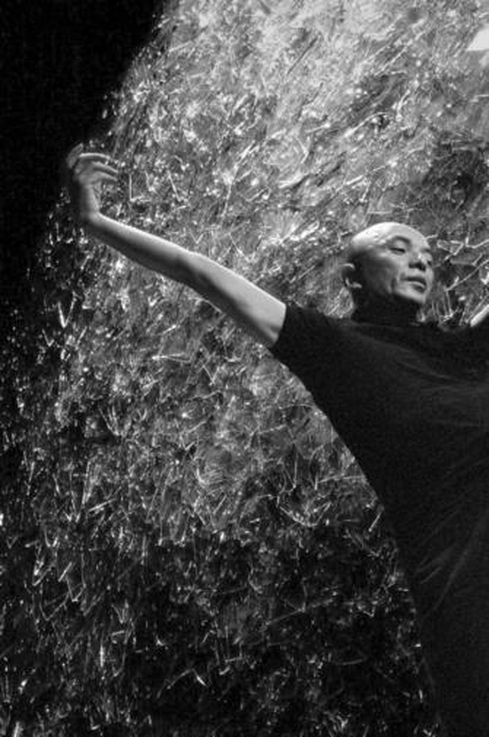 Teshigawara, bajo una lluvia de cristales en 'Glass Tooth'.