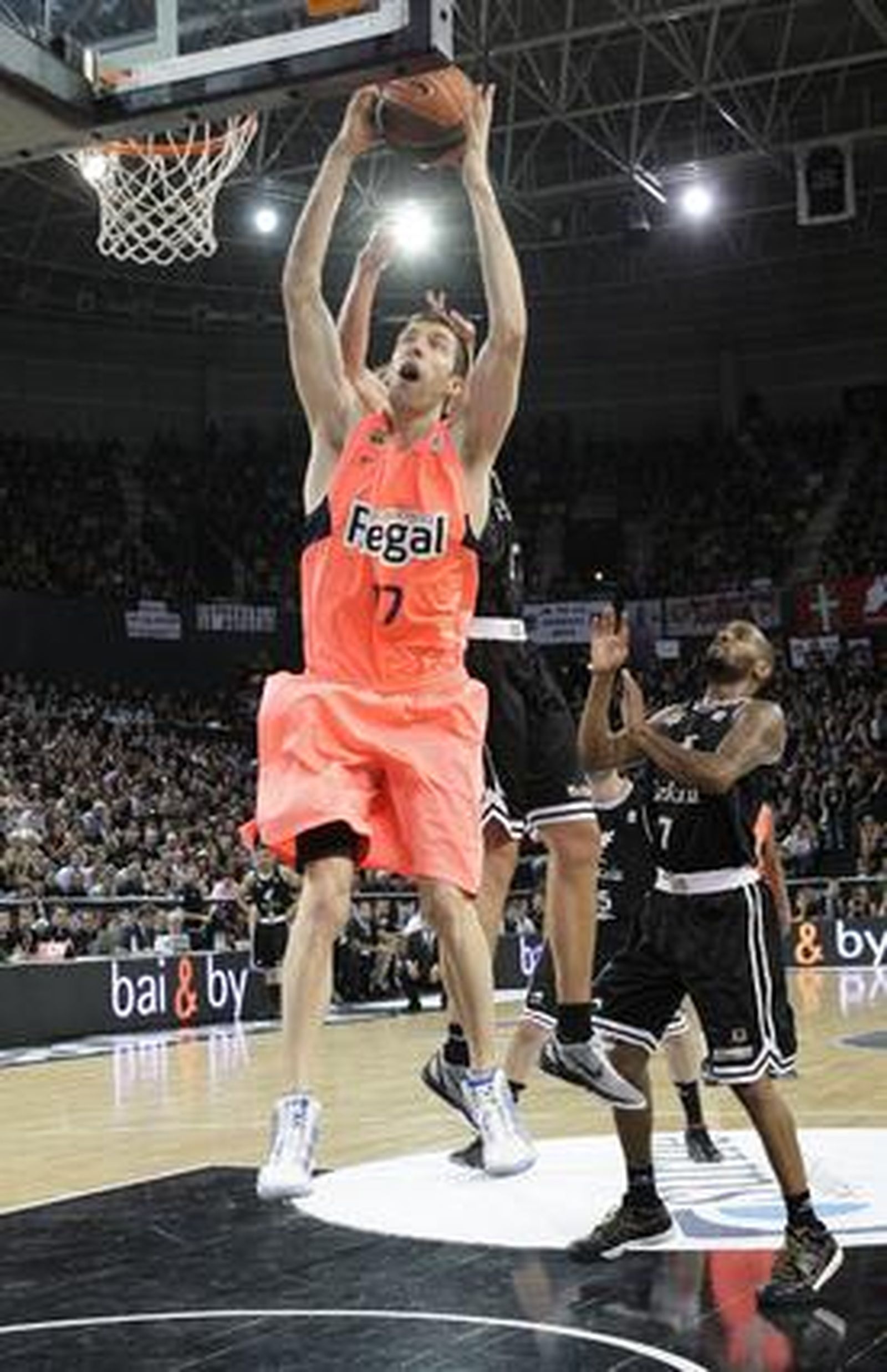 Fran Vázquez machaca el aro.

Foto: EFE